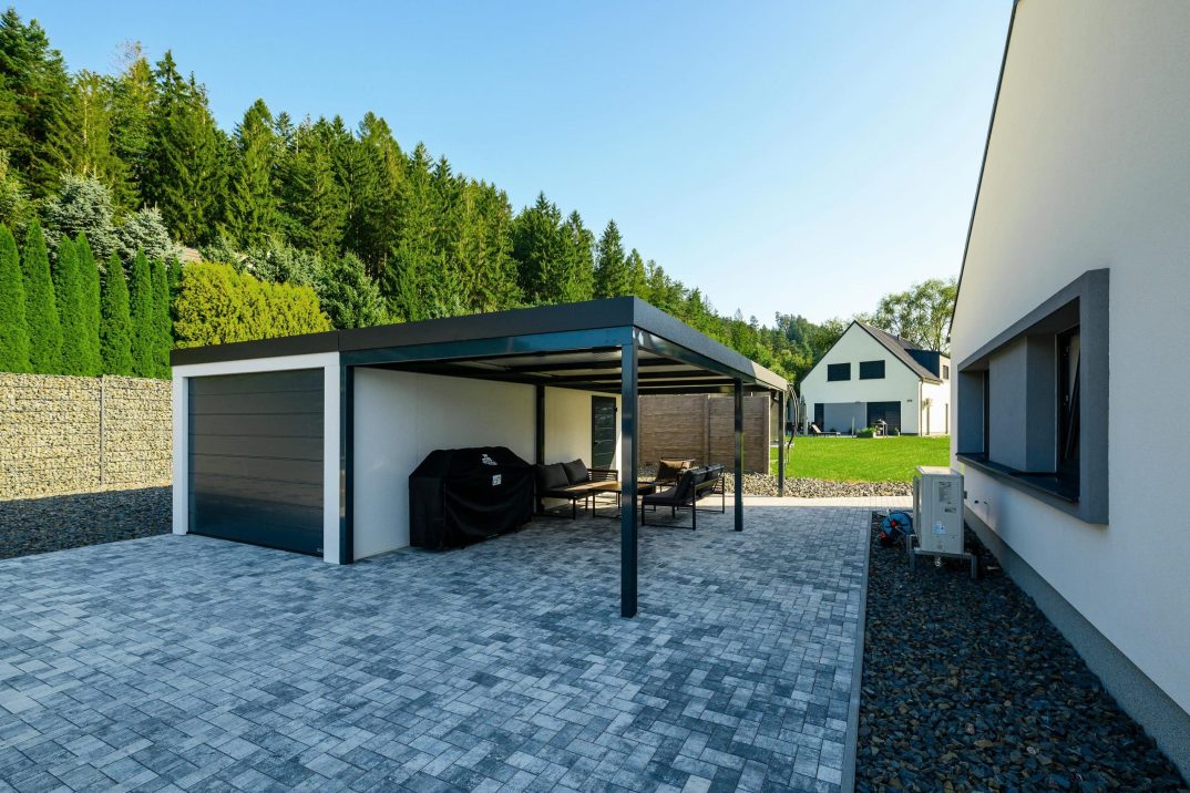 Einzelgarage mit Überdachung, ideal für eine schattige Sitzecke im Sommer.