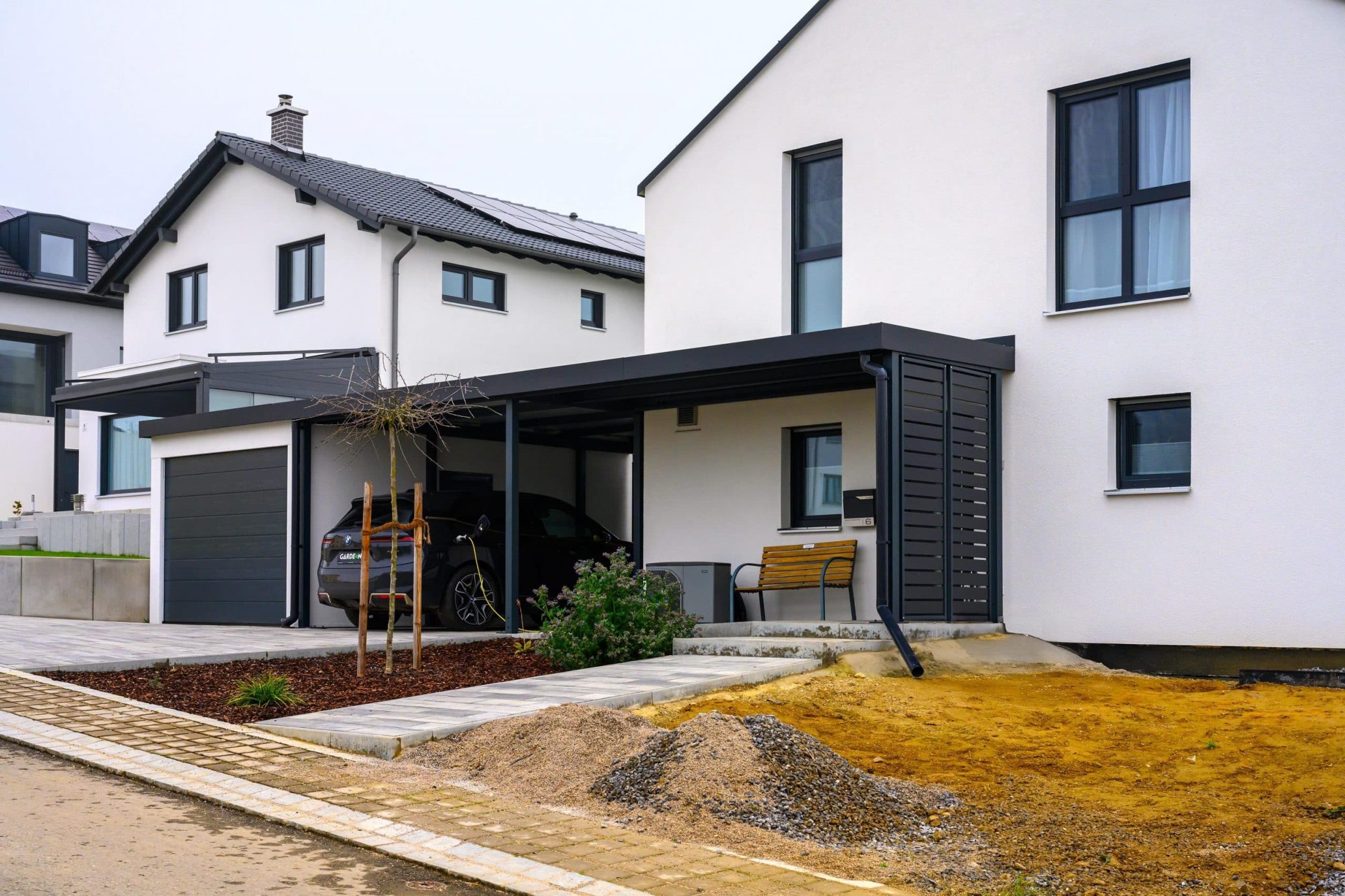 Garage mit Carport als individuelle Bauweise