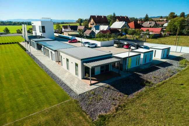Luftaufnahme des GARDEON-Showrooms mit Tiny House, Garagen und Carports