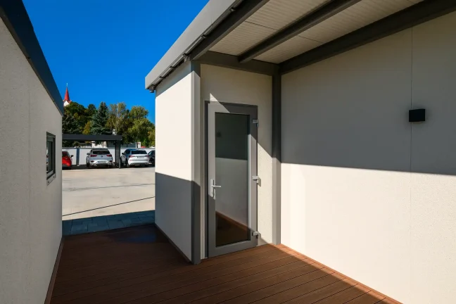 Eingangstür des Tiny Houses unter der Überdachung