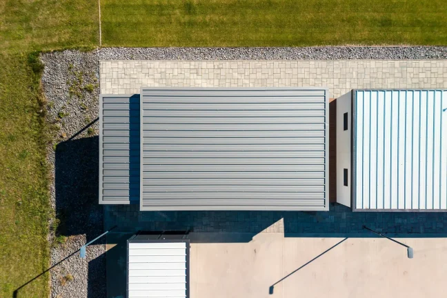 Drohnenaufnahme des Flachdachs des Tiny Houses und der benachbarten Gebäude im Showroom