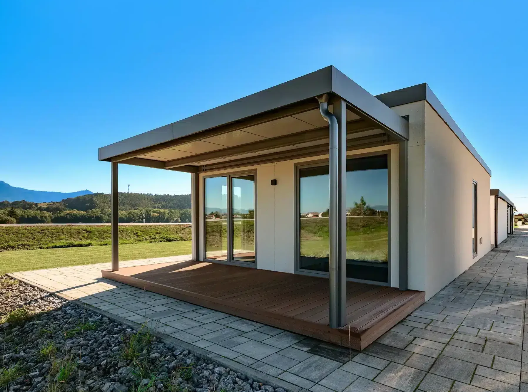 Überdachte Terrasse des Tiny Houses mit Bergblick