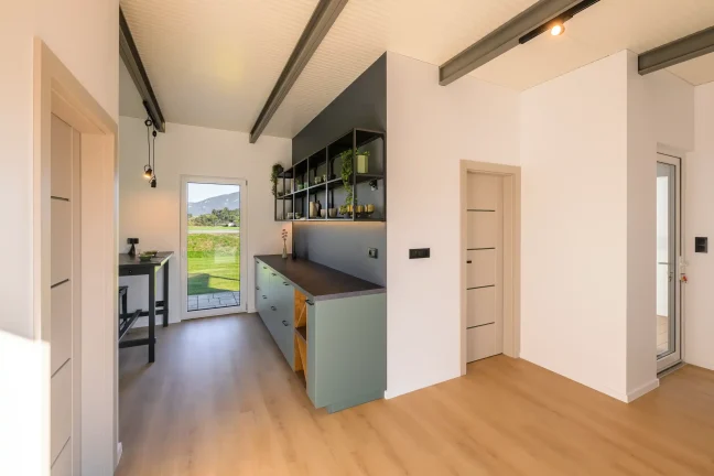 Flur des Tiny Houses mit Küchenzeile und Türen zu weiteren Räumen